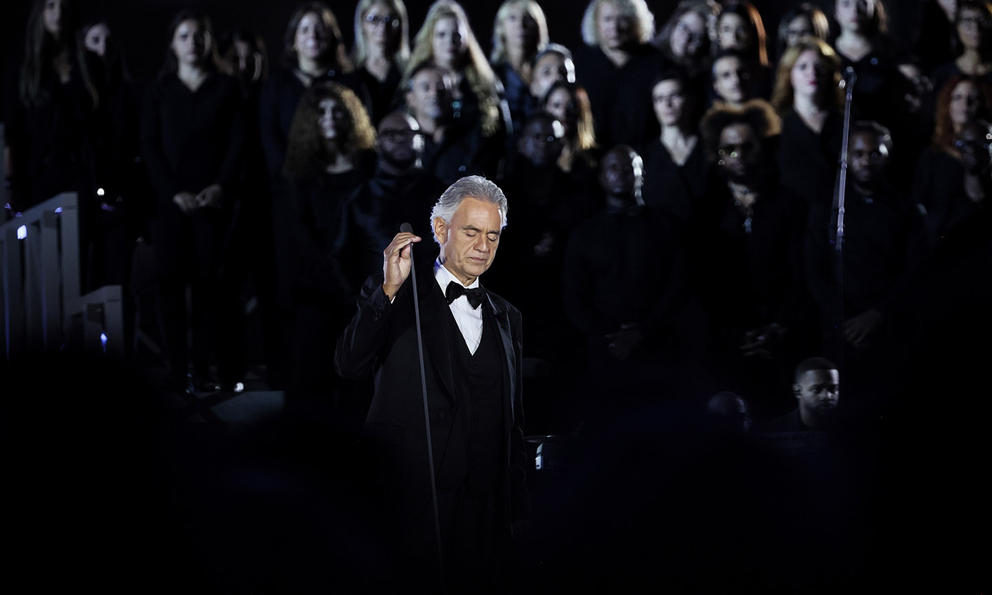 Andrea Bocelli titulares Grace for the World Concert