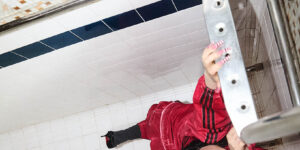 Escuche el nuevo sencillo de Lola Young ‘From Down Here’