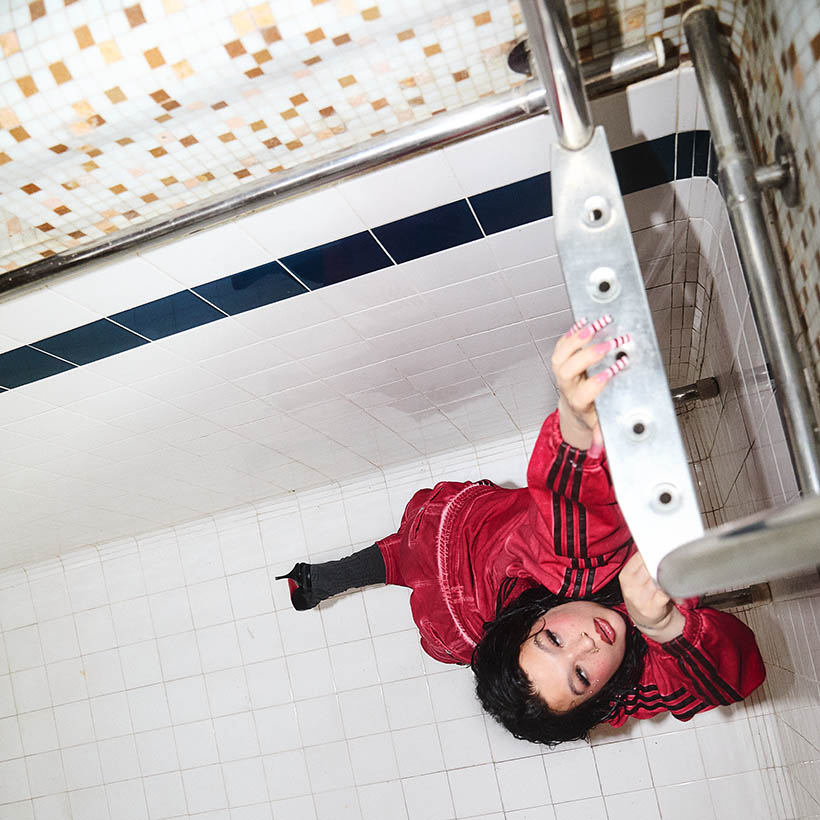 Escuche el nuevo sencillo de Lola Young 'From Down Here'