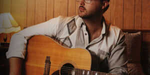 Kenny Whitmire lanza su EP debut ‘Fool In A King Size Bed’