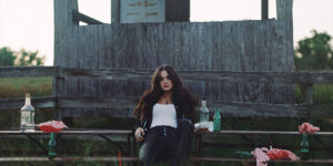 Mira el vídeo musical ‘Learn To Live’ de Kinsley