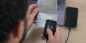 Adentro de la tapa de tu pasaporte viaja desde 2012 un chip que cualquier lector a 10 centímetros puede abrir con tres datos que figuran en la misma página
