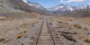 Argentina y Chile abrieron en 1910 un tren que cruzaba los Andes a 3.200 metros: lleva 42 años sin un pasajero y buena parte de los rieles sigue puesta