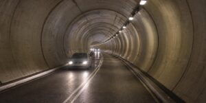 Bajo el río Paraná duermen desde 1969 37 tubos de hormigón de 65 metros unidos con juntas de goma: por adentro pasan todos los autos entre Santa Fe y Paraná