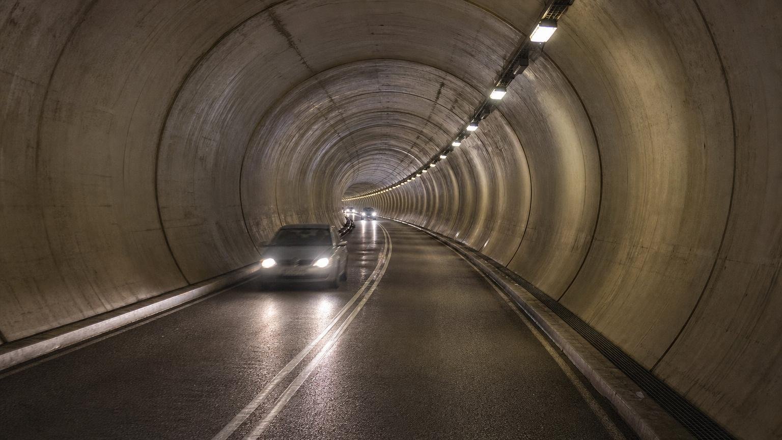 Bajo el río Paraná duermen desde 1969 37 tubos de hormigón de 65 metros unidos con juntas de goma: por adentro pasan todos los autos entre Santa Fe y Paraná