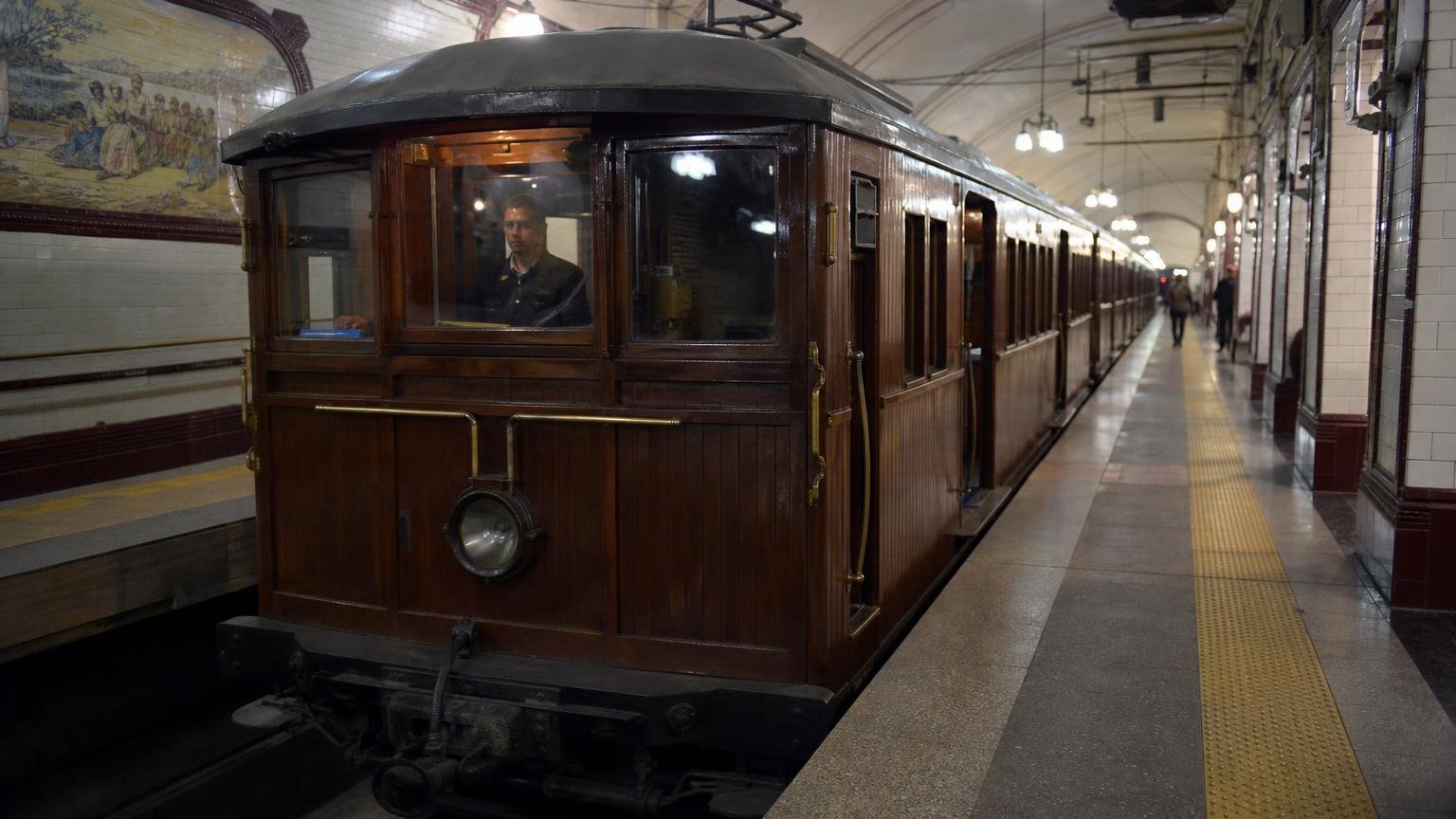 Buenos Aires cavó en 1913 un túnel bajo la avenida de Mayo y puso literalmente en marcha el primer subte de todo el hemisferio sur