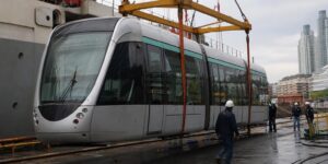 Buenos Aires inauguró en 2007 un tranvía nuevo de 2 kilómetros en Puerto Madero: cinco años después lo cerró y los vagones volvieron a Francia en barco