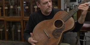 Compró una guitarra vieja en una feria y resultó haber pertenecido a un músico legendario