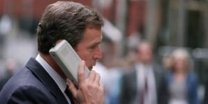 El primer celular pesaba 800 gramos y costaba 4.000 dólares: su batería aguantaba 30 minutos de llamada y tardaba 10 horas en cargarse