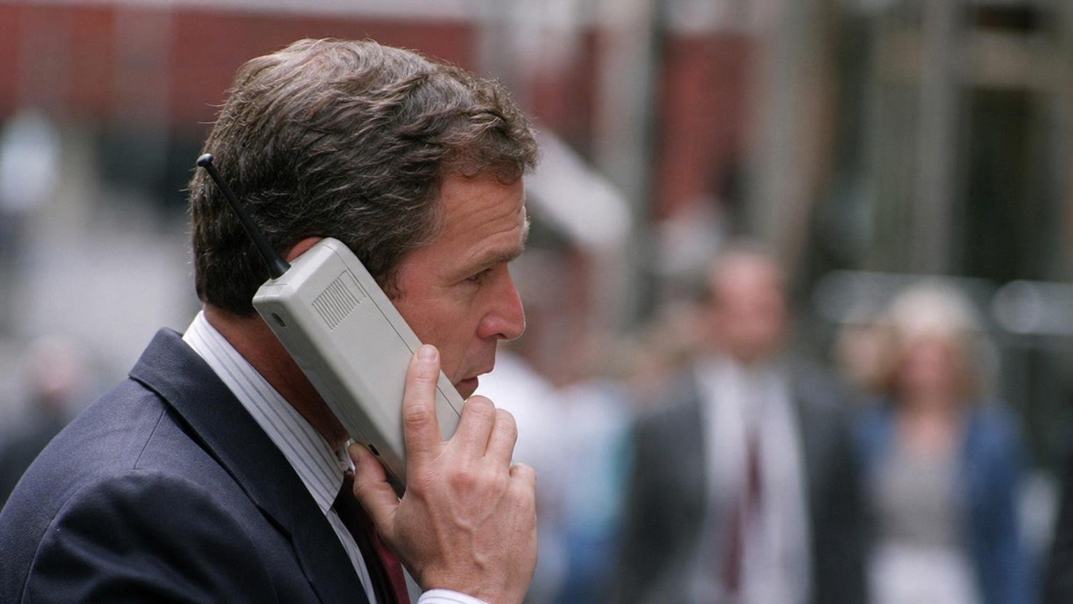 El primer celular pesaba 800 gramos y costaba 4.000 dólares: su batería aguantaba 30 minutos de llamada y tardaba 10 horas en cargarse
