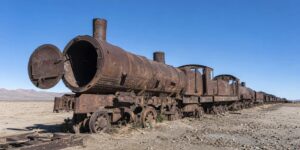 En el desierto de sal de Uyuni se oxidan desde los años 40 decenas de locomotoras inglesas que ninguna empresa vino a buscar