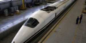 Estados Unidos hizo correr en 1966 un vagón con dos motores de caza a 296 km/h: sesenta años después sigue siendo el tren más rápido del país y nunca llevó un pasajero