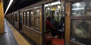 Fabricados en 1913 y en servicio durante 100 años sin una sola puerta automática: los vagones de madera de la línea A fueron los más viejos del mundo en llevar pasajeros
