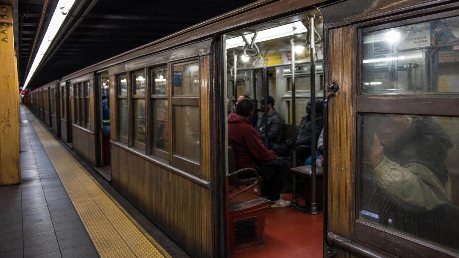 Fabricados en 1913 y en servicio durante 100 años sin una sola puerta automática: los vagones de madera de la línea A fueron los más viejos del mundo en llevar pasajeros