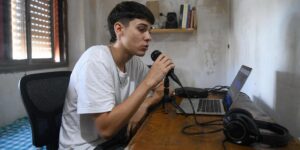 Grababa en el cuarto de su casa con un micrófono prestado y hoy lo escuchan en medio continente