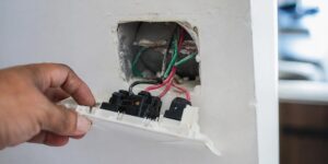 Intel renunció en 1996 a cobrar regalías por un conector de 4 cables: hoy hay uno en cada mesa de luz del mundo y nadie paga por usarlo
