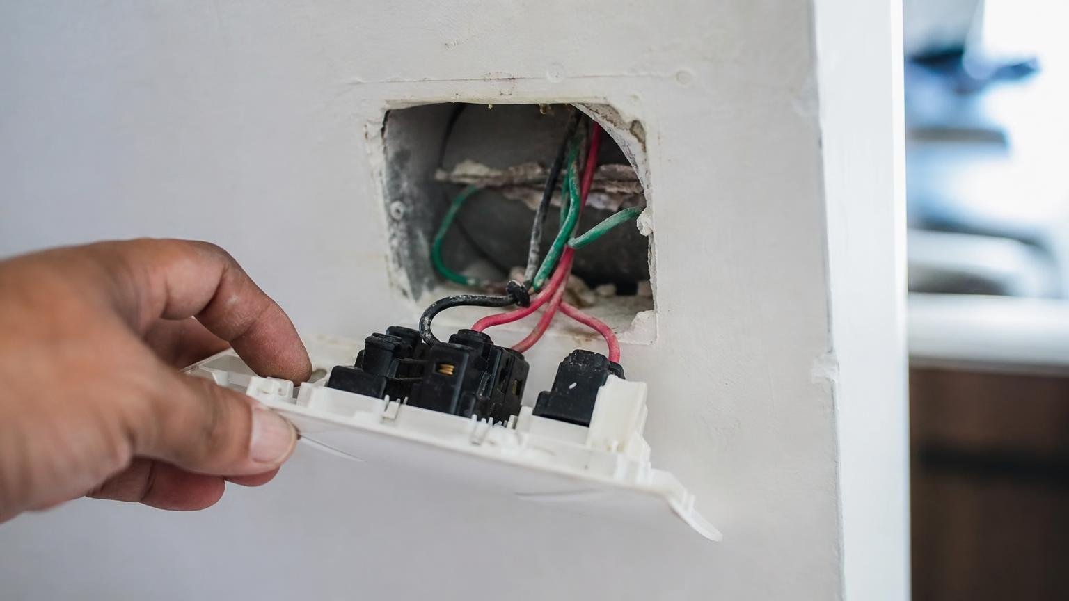 Intel renunció en 1996 a cobrar regalías por un conector de 4 cables: hoy hay uno en cada mesa de luz del mundo y nadie paga por usarlo