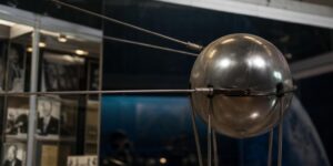 La URSS puso en órbita en 1957 una esfera de aluminio de 84 kilos y le hizo escuchar literalmente el mismo pitido a todo el planeta durante 21 días