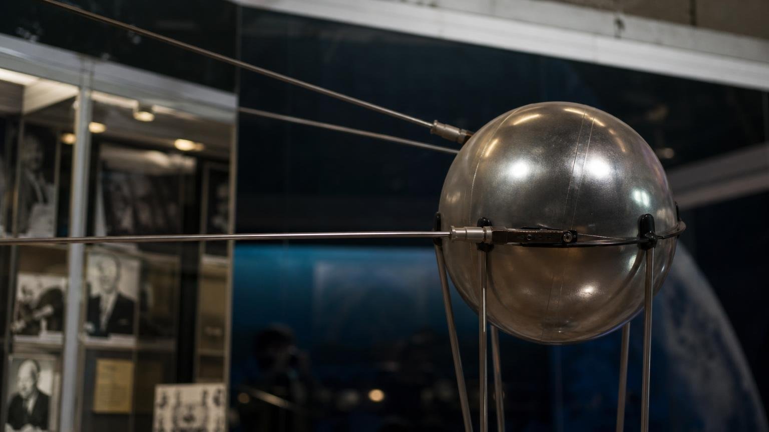La URSS puso en órbita en 1957 una esfera de aluminio de 84 kilos y le hizo escuchar literalmente el mismo pitido a todo el planeta durante 21 días