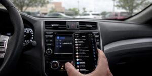 Miles de viajeros devolvieron el auto de alquiler con el celular vinculado por Bluetooth: dejaron literalmente su agenda y sus mensajes al alcance del próximo cliente
