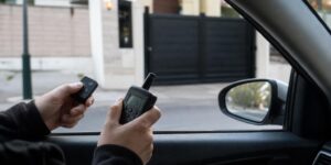 Pensabas que el control del portón solo abría y cerraba: el código que manda se puede copiar desde un auto estacionado enfrente y usar cuando no estás