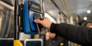 Pensabas que tu tarjeta SUBE solo guardaba el saldo: cualquier celular apoyado dos segundos lee tus últimos viajes y dónde te bajaste
