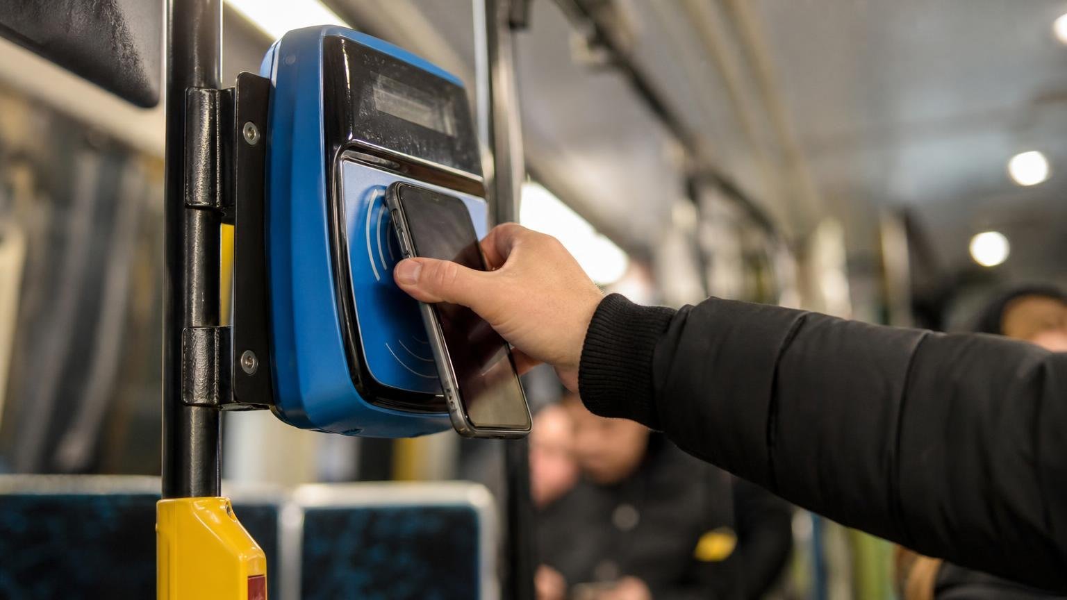 Pensabas que tu tarjeta SUBE solo guardaba el saldo: cualquier celular apoyado dos segundos lee tus últimos viajes y dónde te bajaste