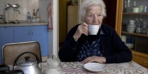 Tiene 103 años y vive sola en Rosario: la costumbre de cada mañana que su médico no se anima a prohibirle