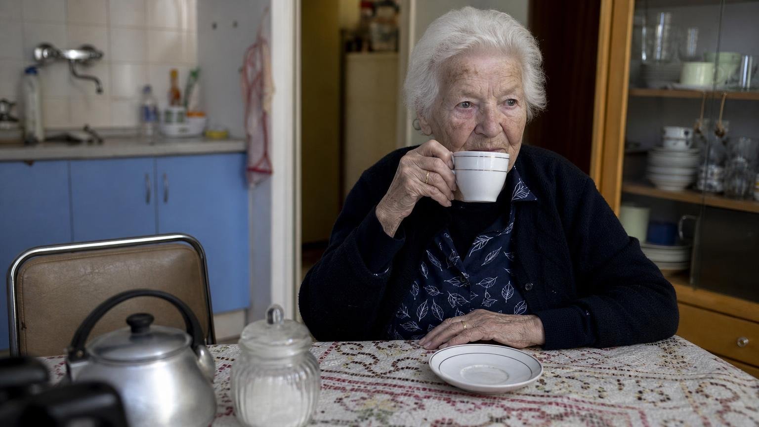 Tiene 103 años y vive sola en Rosario: la costumbre de cada mañana que su médico no se anima a prohibirle