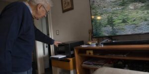 Un jubilado compartió la clave del wifi con el vecino de al lado: dejó literalmente su impresora y su televisor a la vista de cualquiera que se conecte
