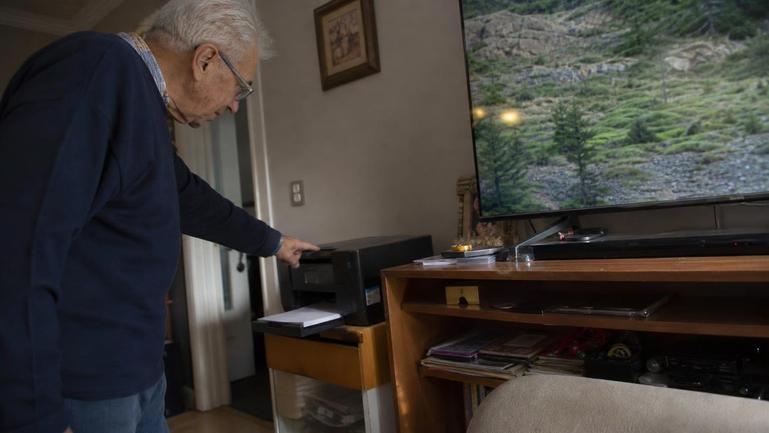 Un jubilado compartió la clave del wifi con el vecino de al lado: dejó literalmente su impresora y su televisor a la vista de cualquiera que se conecte